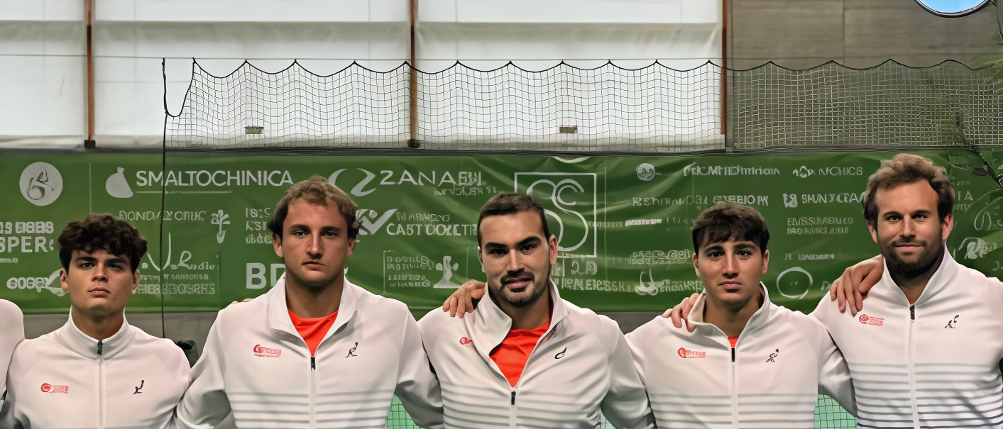 Il V-Team di Monza si prepara per il primo turno playoff per la promozione in Serie A1 contro il Tennis Macerata. Obiettivo ambizioso e determinazione per raggiungere il traguardo.