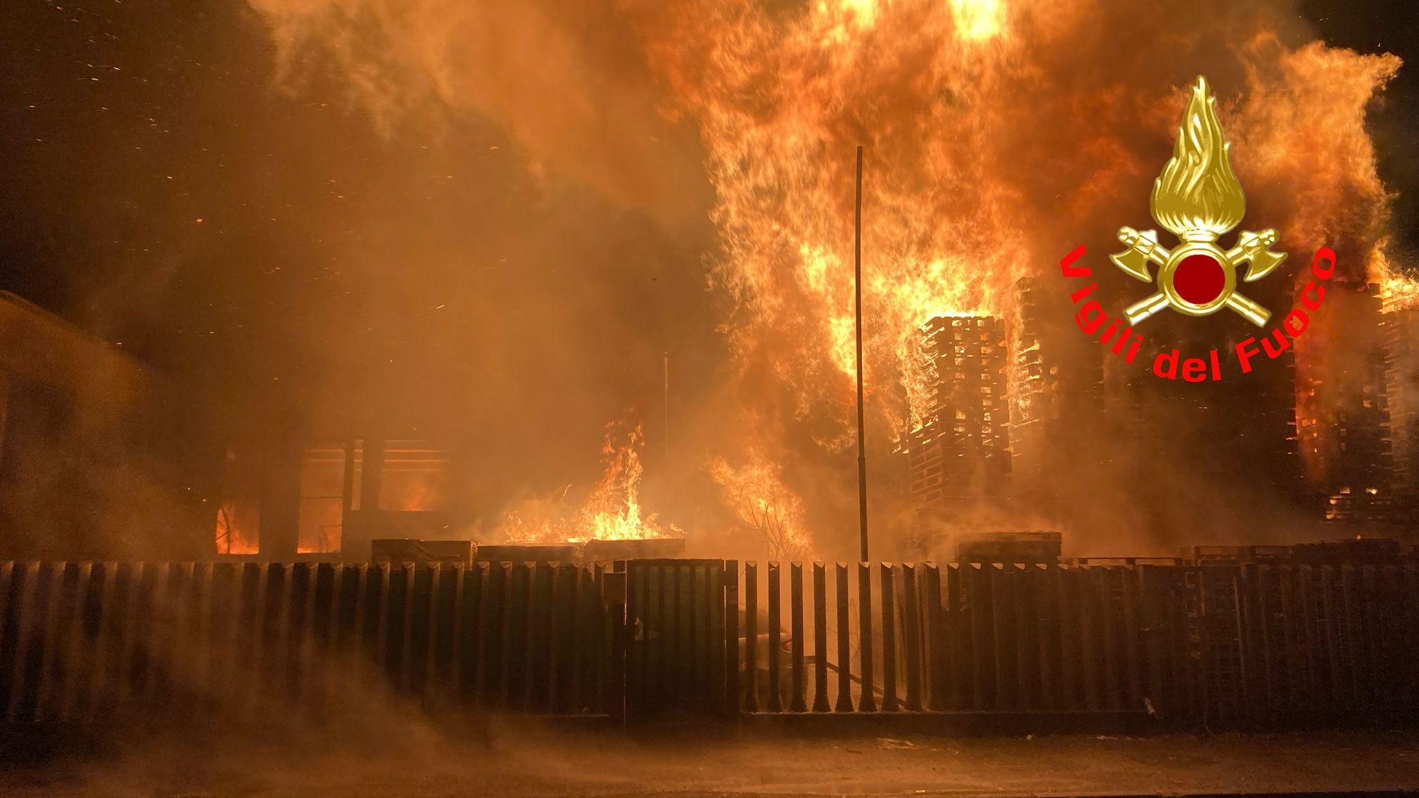 Lodi Vecchio, incendio in un capannone durante la notte: vigili del fuoco al lavoro per ore