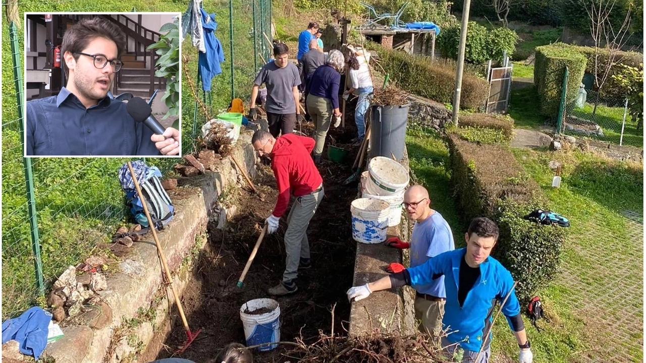 I volontari dell’associazione Officina Gerenzone durante la pulizia di un tratto di Fiumicella e il presidente Paolo Colombo