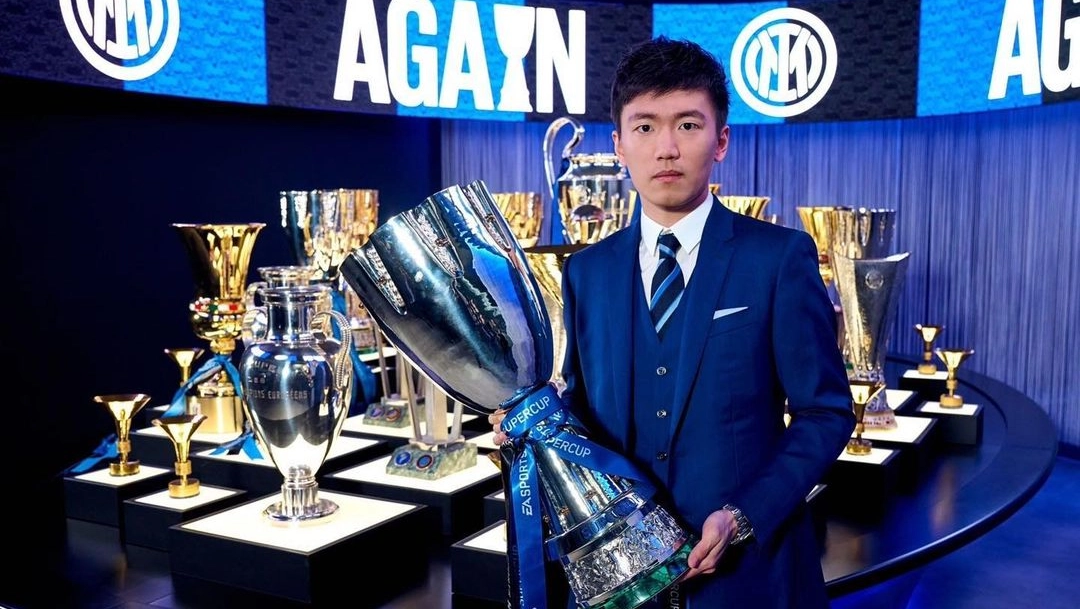 Il presidente Zhang con una delle tre Supercoppe vinte durante la sua presidenza all'Inter