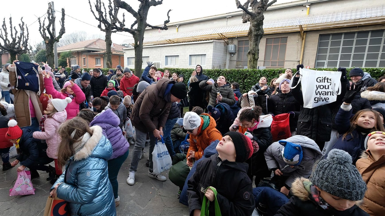 Una comitiva di bambini e adulti ha percorso la frazione San Pietro suonando ai campanelli e raccogliendo i doni degli abitanti di Seveso.