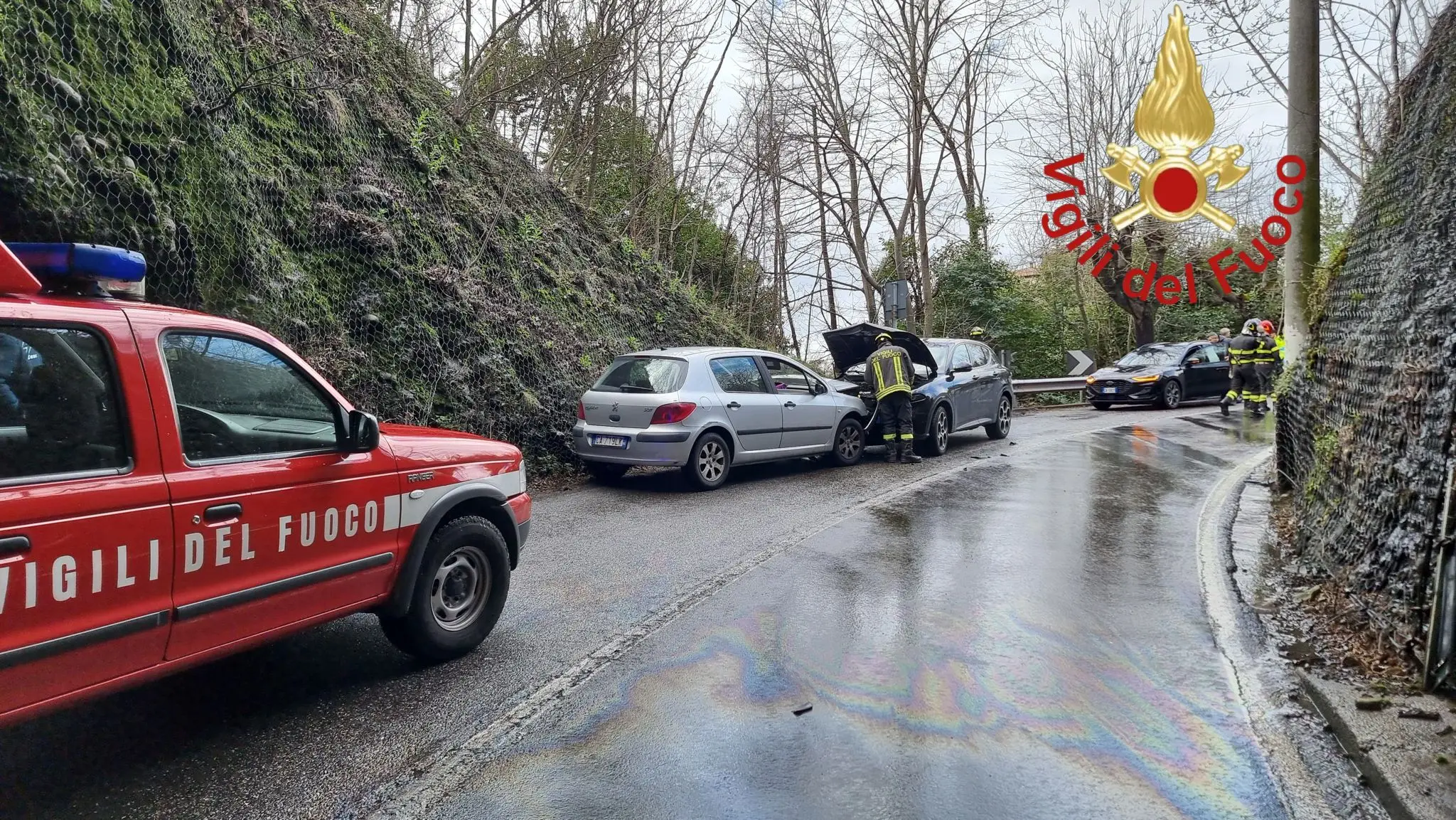 Incidente a Como, si scontrano tre auto: quattro feriti