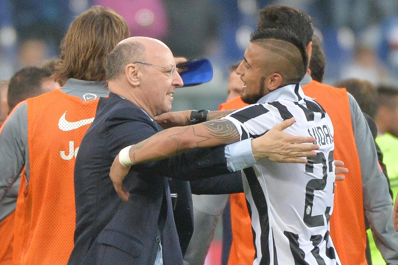 Beppe Marotta con Vidal ai tempi della Juvetnus (Ansa)