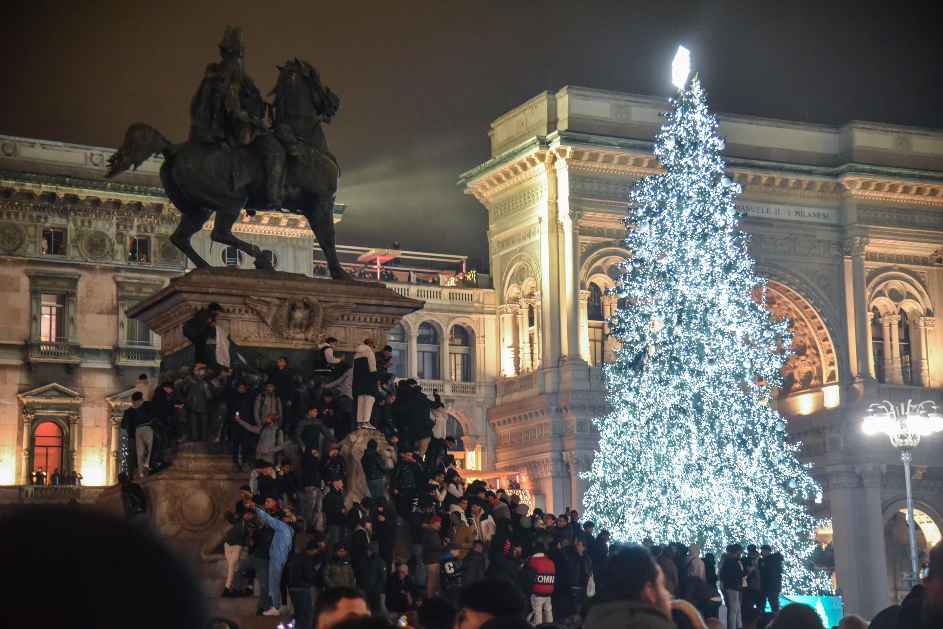 Molestie in piazza Duomo, l’inchiesta: occhi sulle immagini delle telecamere