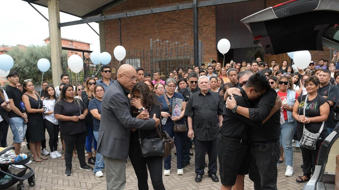 Sul sagrato della chiesa l’ultimo saluto. Il nome del 27enne invocato a gran voce per tre volte dal padre, e la commossa risposta dei presenti. Poi il volo dei palloncini. Intanto le indagini per accertare l’esatta dinamica procedono