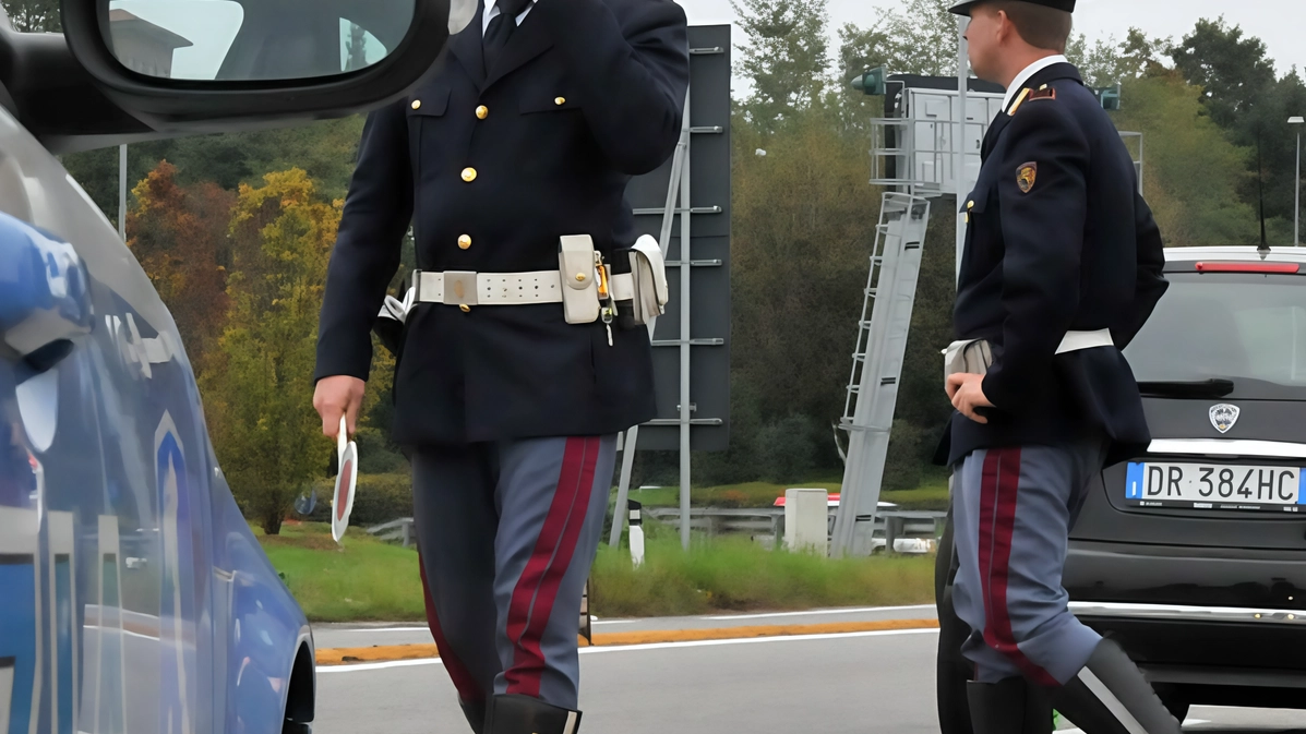 I poliziotti di una Volante sono intervenuti per difendere i passanti Fermato il gambiano lo hanno portato in Questura e denunciato