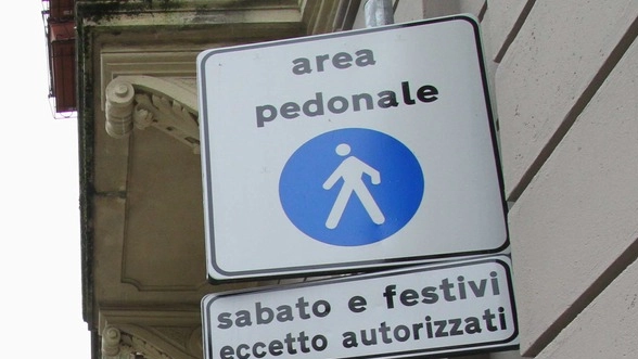 Via Ponte Vecchio, il cartello area pedonale