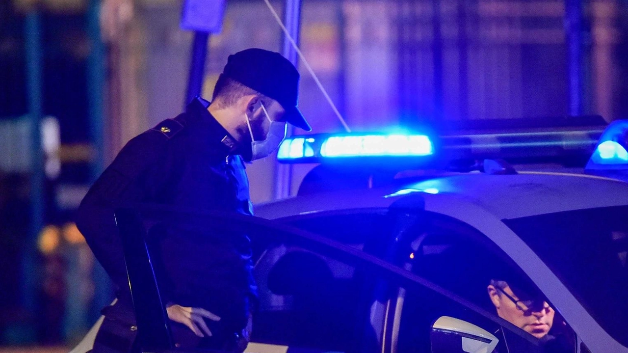 Gli agenti di polizia sono intervenuti in seguito a una segnalazione di cessione di stupefacenti in piazza della Repubblica