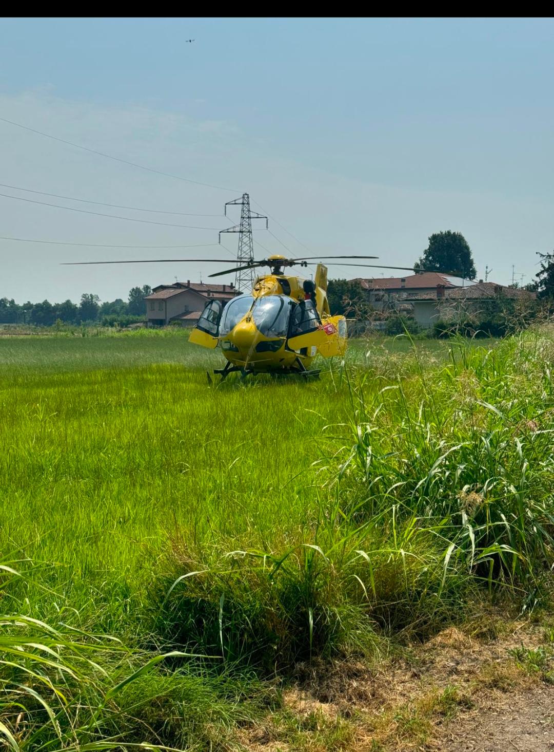 Crespiatica, operaio si ferisce al braccio mentre fa manutenzione a un macchinario