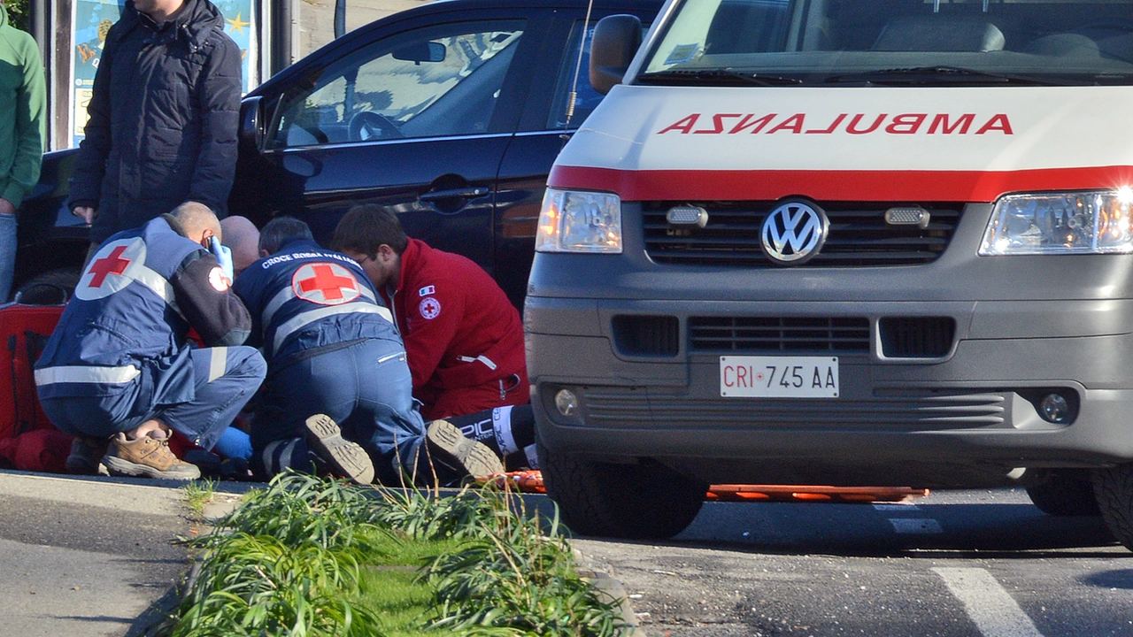 L'anziano è stato soccorso e portato in ospedale (foto di archivio)