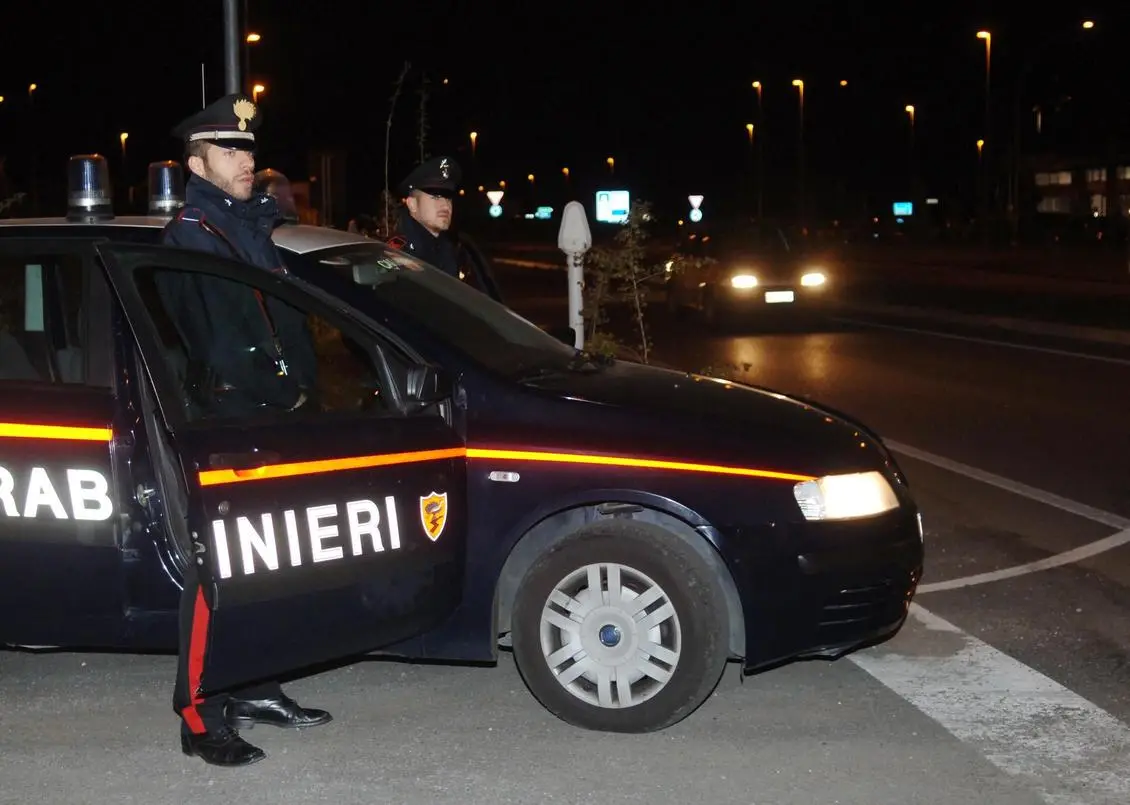 Spaccata al supermercato a Cava Manara, furgone usato come ariete: scatta l'allarme, ladri in fuga senza bottino