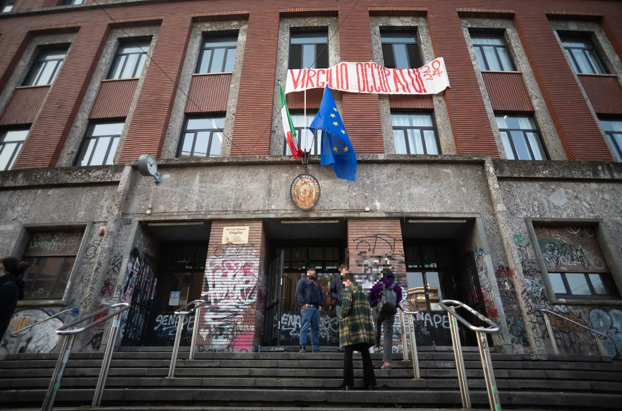 Spray al peperoncino spruzzato al liceo Virgilio di Milano: cosa è successo