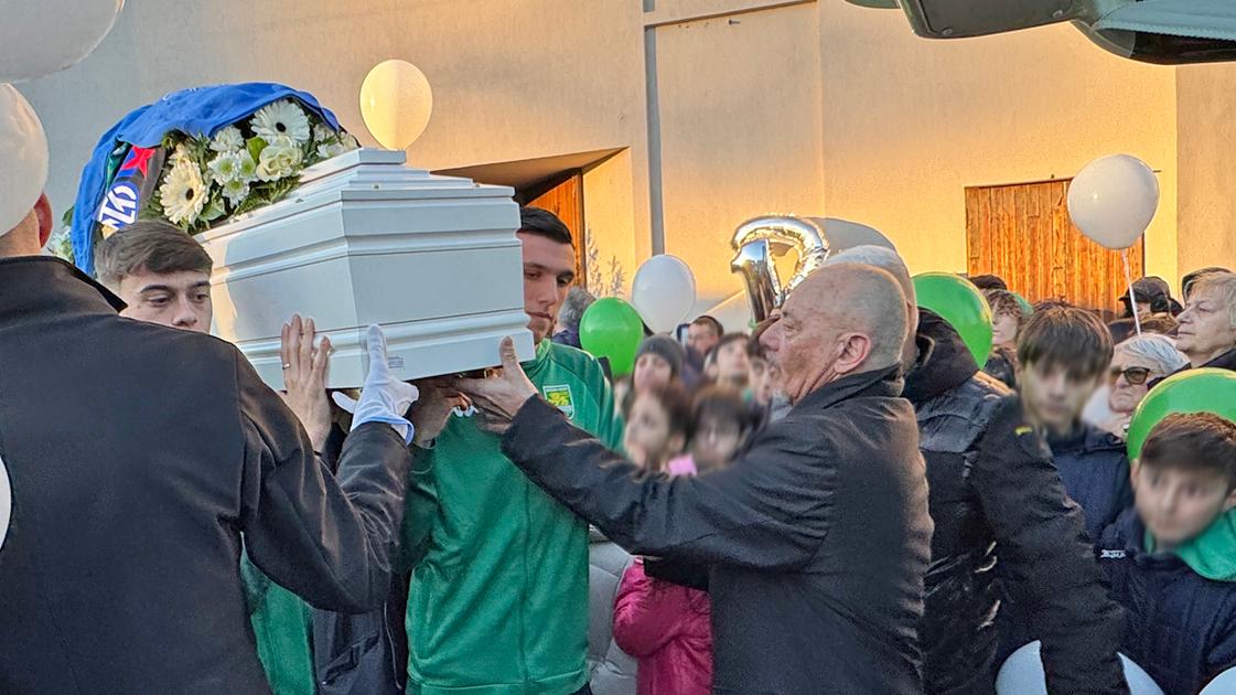 Rozzano, lacrime e palloncini per l’addio al piccolo Oscar: “Compreremo un regalo ad ogni tuo compleanno”