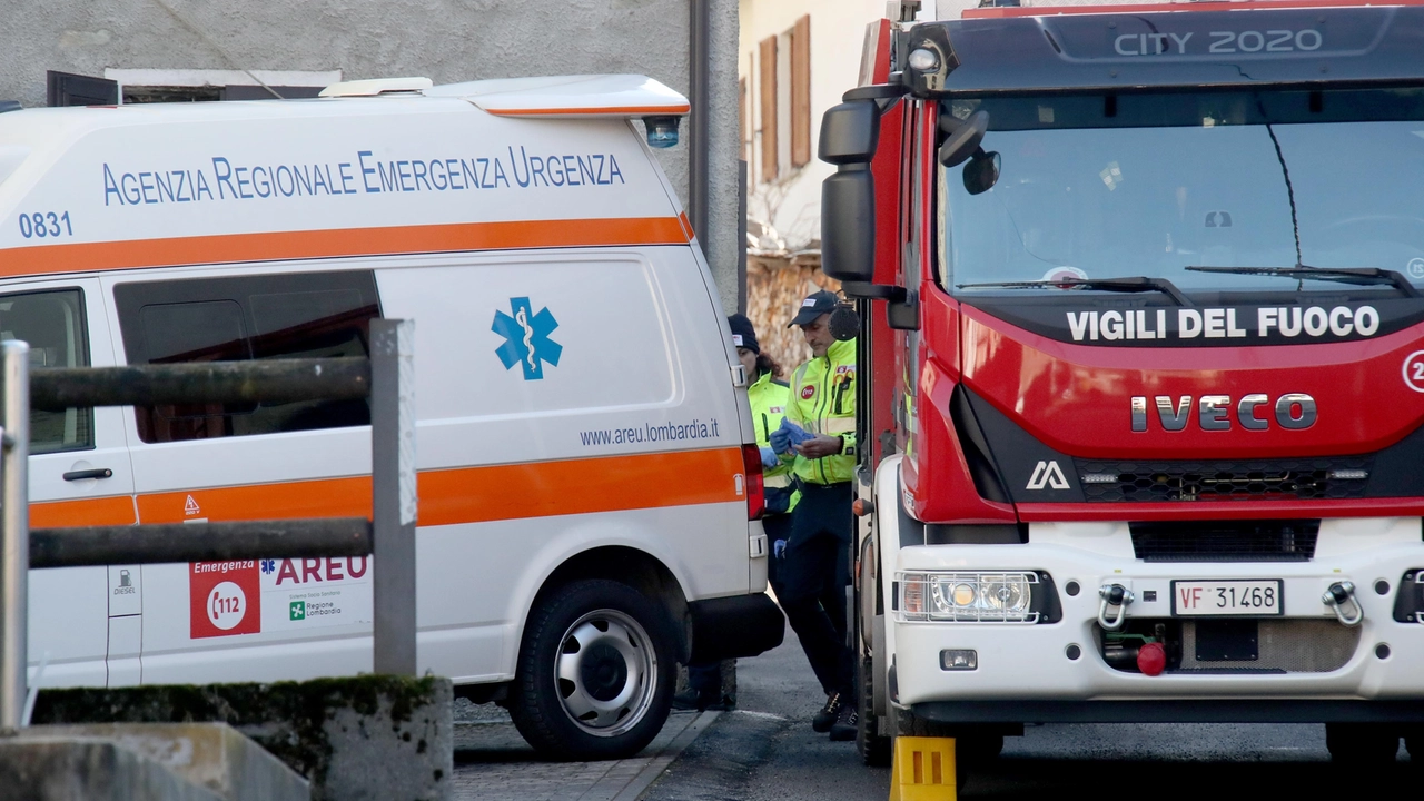 San Giacomo di Teglio, i soccorsi e i vigili del fuoco in azione (Foto Ansa/ANP)