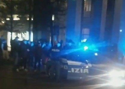 Notte di tensione e disordini a Busto Arsizio: caccia ai complici dei due espulsi. Video al setaccio