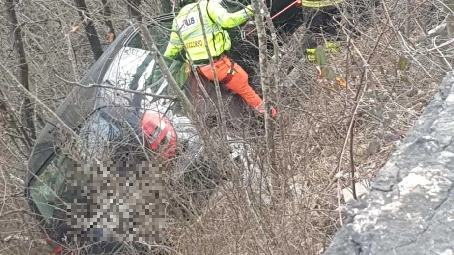 Auto vola nella scarpata. Ferito il conducente