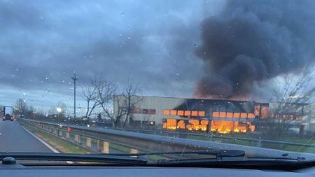 Incendio azienda a Truccazzano il giorno dopo, 29 febbraio (Foto Facebook Ilaria Scaccabarozzi)