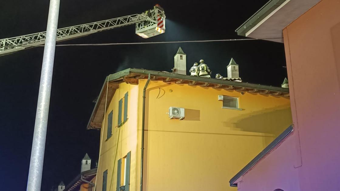 La canna fumaria scatena l’incendio. Distrutto il tetto di una palazzina