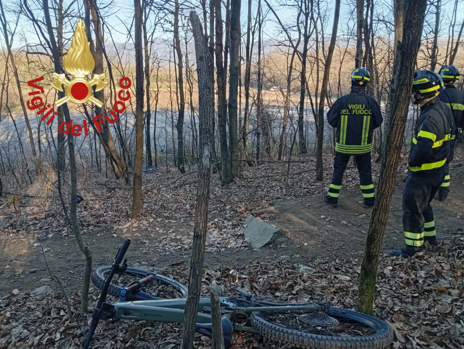 Cucciago, cade in bicicletta nel bosco e si rompe le braccia