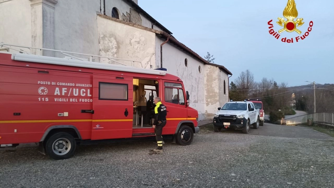 I vigili del fuoco a Borgo Priolo impegnati nel recupero del corpo dell’uomo