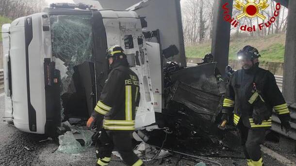 Incidente a Gallarate, tir finisce contro il guard rail e poi si ribalta lungo la statale 336: un ferito