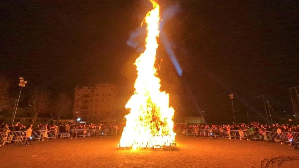 Il mix di tradizione e calore ha conquistato le famiglie che, venerdì sera, malgrado le temperature rigide, hanno partecipato al...