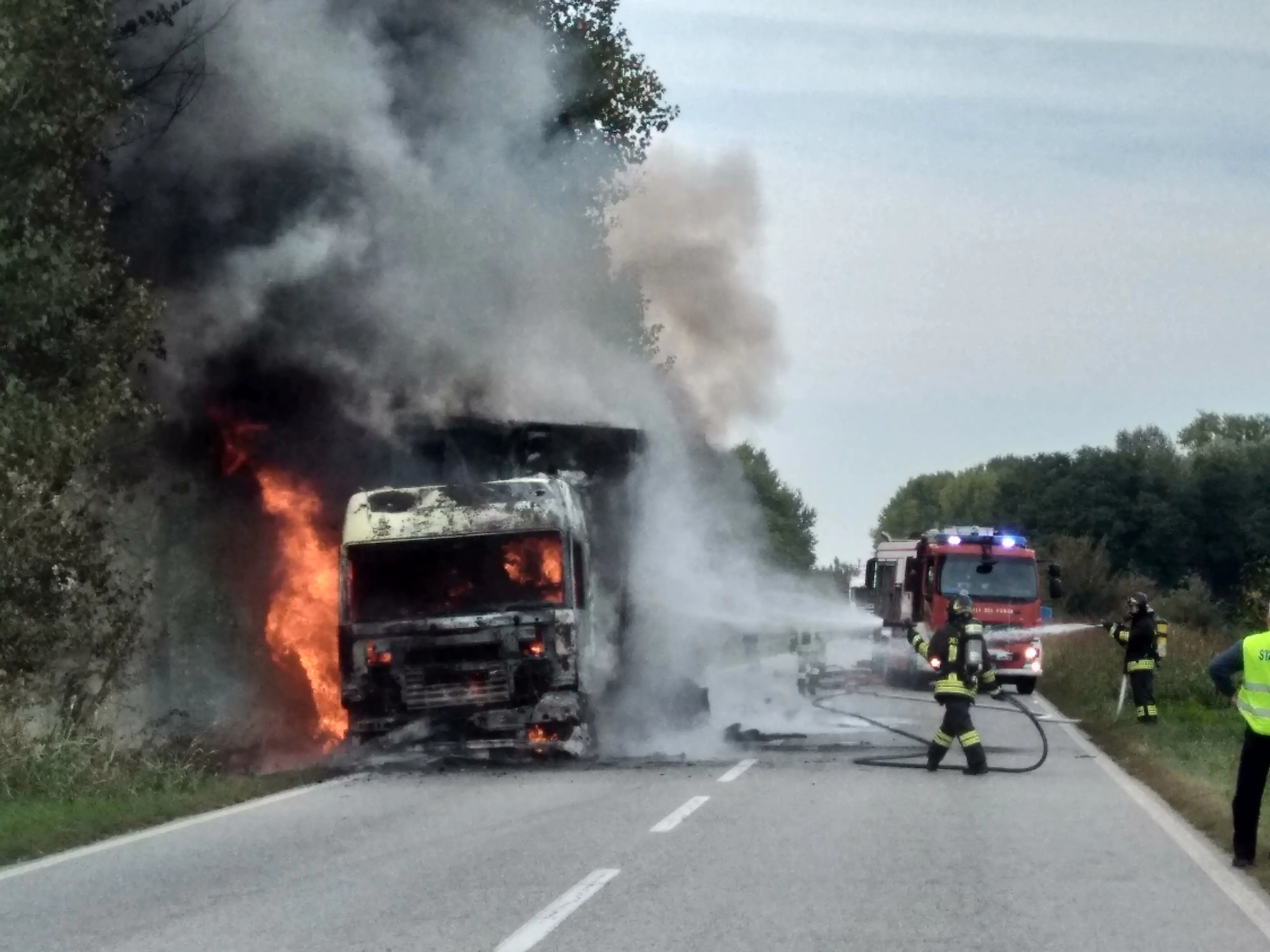 Pieve Emanuele, camion in fiamme in via Fizzonasco: paura dopo un boato