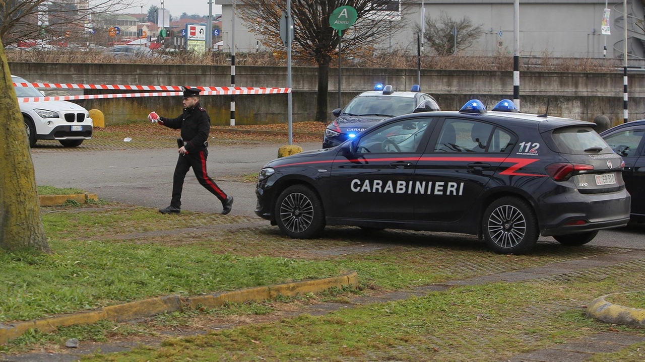 Davanti al centro commerciale l’accoltellamento della ragazza, il giovane le aveva già lanciato l’acido. Lo sconcerto dei testimoni: "L’hanno soccorsa e l’hanno portata al caldo alcuni automobilisti presenti".