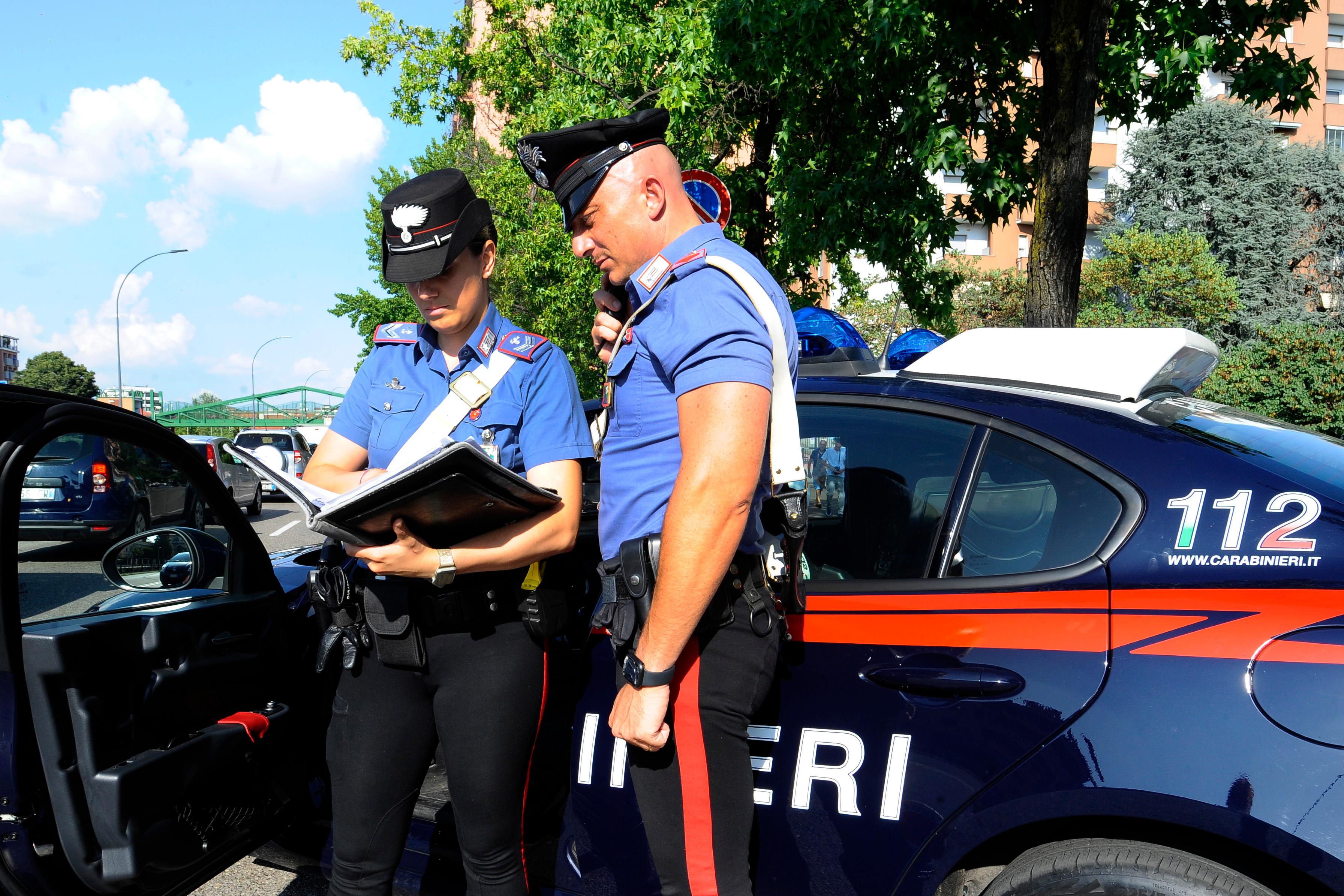 Giallo a Rozzano donna precipita dal quarto piano è in fin di vita