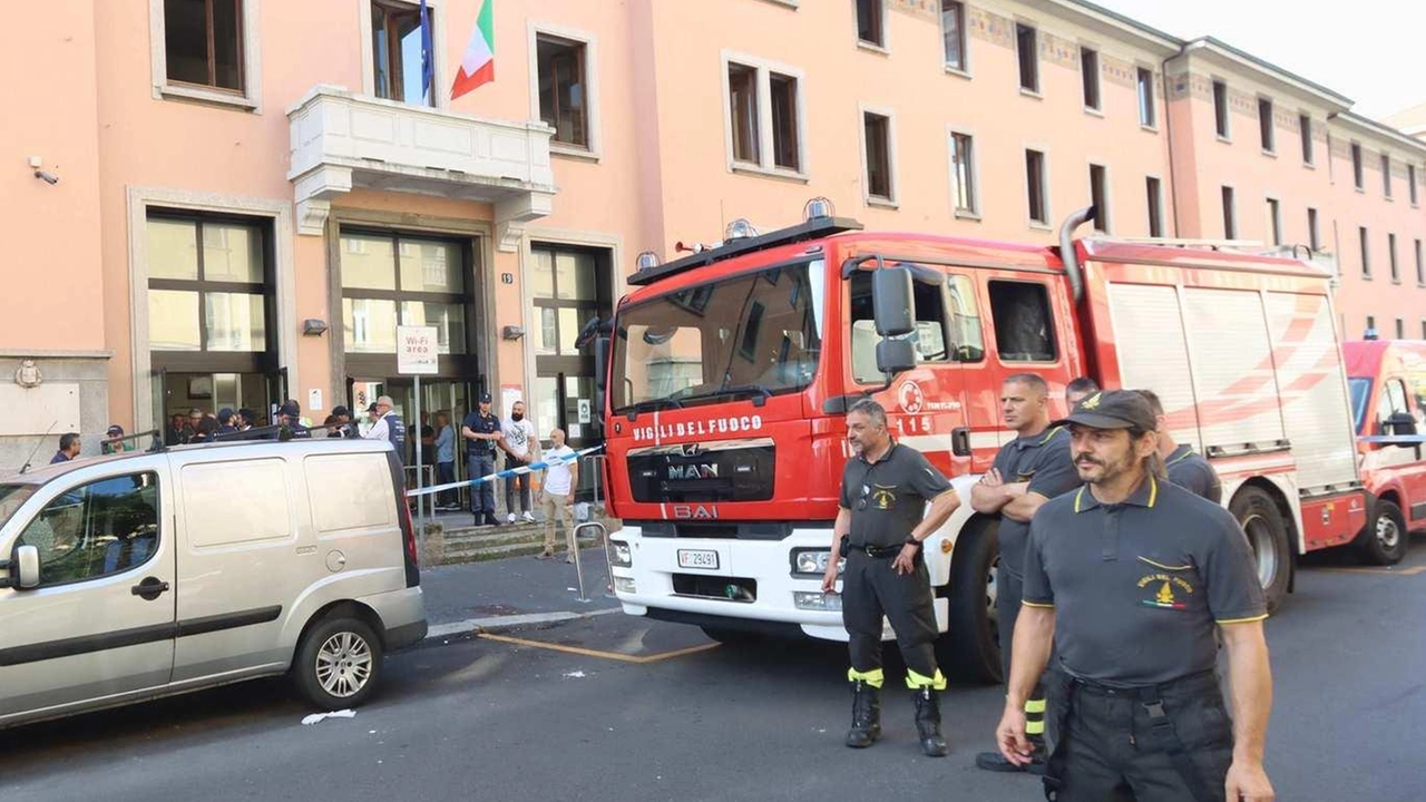 Vigili del fuoco davanti alla Rsa “Casa per Coniugi“ dopo l’incendio del luglio 2023