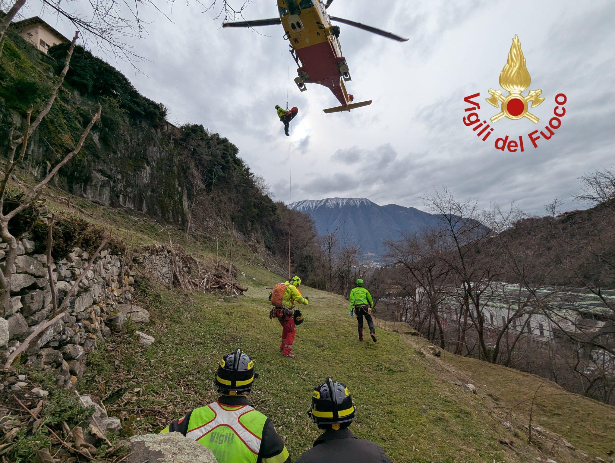 Lenno, finisce in un dirupo in centro paese: 40enne recuperato dai vigili del fuoco