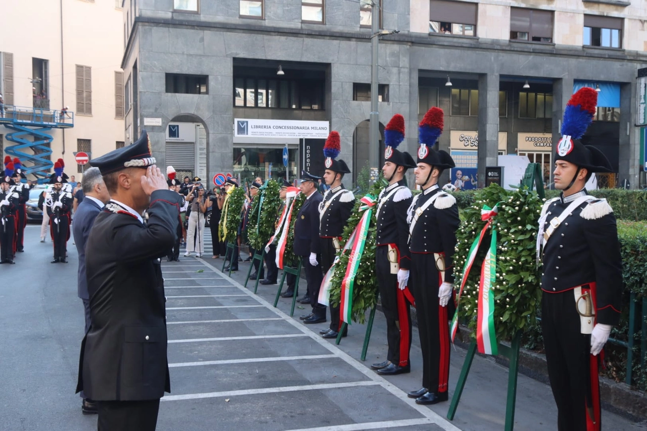 Un momento della cerimonia in piazza Diaz, Milano