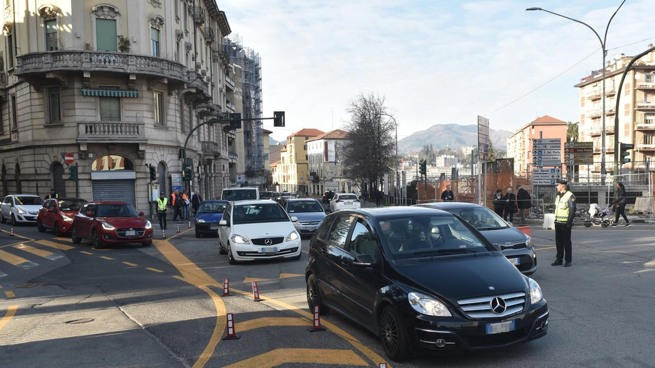 Traffico in viale Flaiano. Il progetto “Evolution: Varese Città Giardino“ punta a costruire la viabilità del futuro in città migliorando sia i flussi di auto e mezzi di trasporto, sia la sicurezza e la sostenibilità ambientale