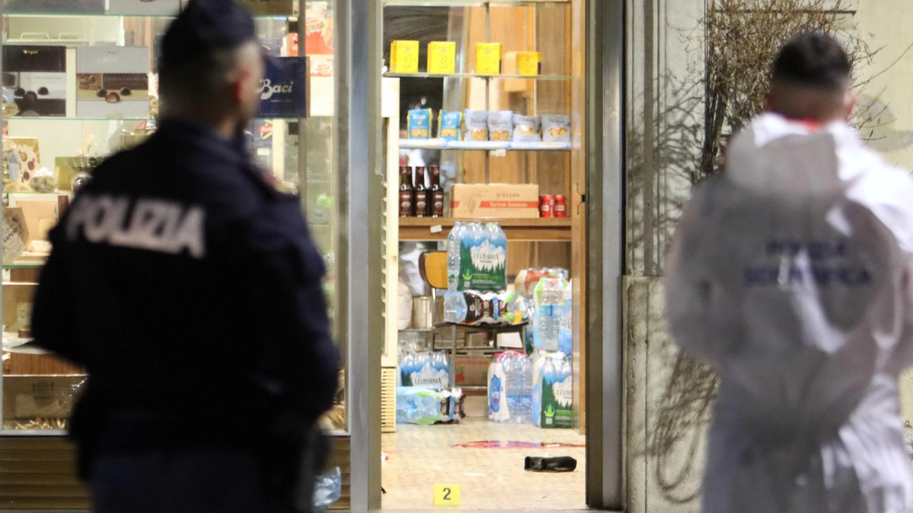 I rilievi della Polizia dopo l’omicidio in piazzale Gambara (Foto Salmoirago)