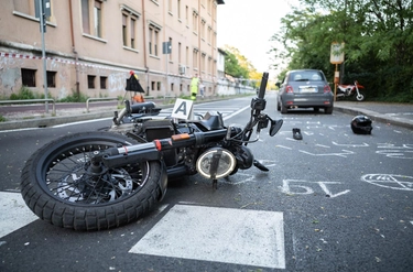 Incidente di via Corelli a Milano, è morto il 18enne caduto dalla moto e poi investito da un’auto