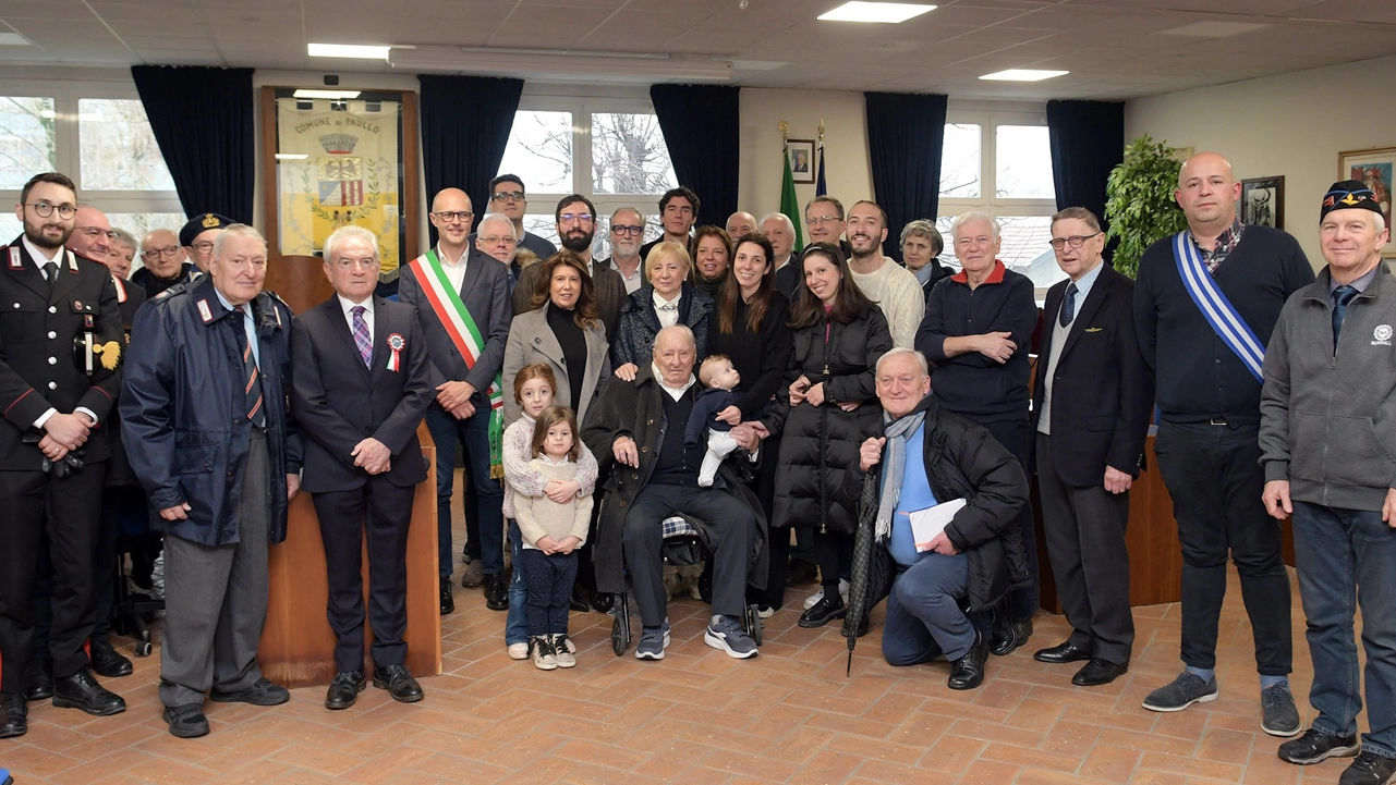 La cerimonia di consegna in municipio a Paullo della Stella d’oro a Giuseppe Cordani (seduto al centro)