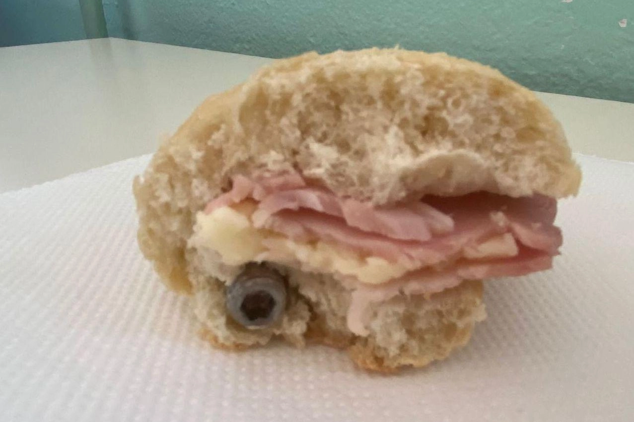 Un bullone nel panino al prosciutto  Trovato (appena in tempo) da un alunno