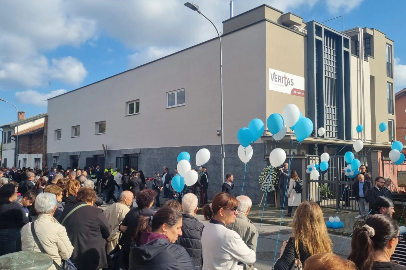 Palloncini bianchi e azzurri a Rozzano per l'ultimo saluto a Manuel Mastrapasqua (foto Fasani/Ansa)