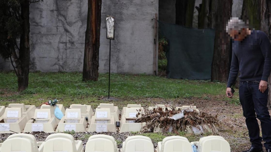 Brescia, guerra sulle tombe dei bimbi mai nati: “Ci vietano anche di lasciare i fiori”