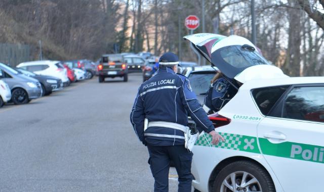 Melegnano, pirata investe passeggino sulle strisce e scappa: finanziere lo insegue a piedi e lo blocca