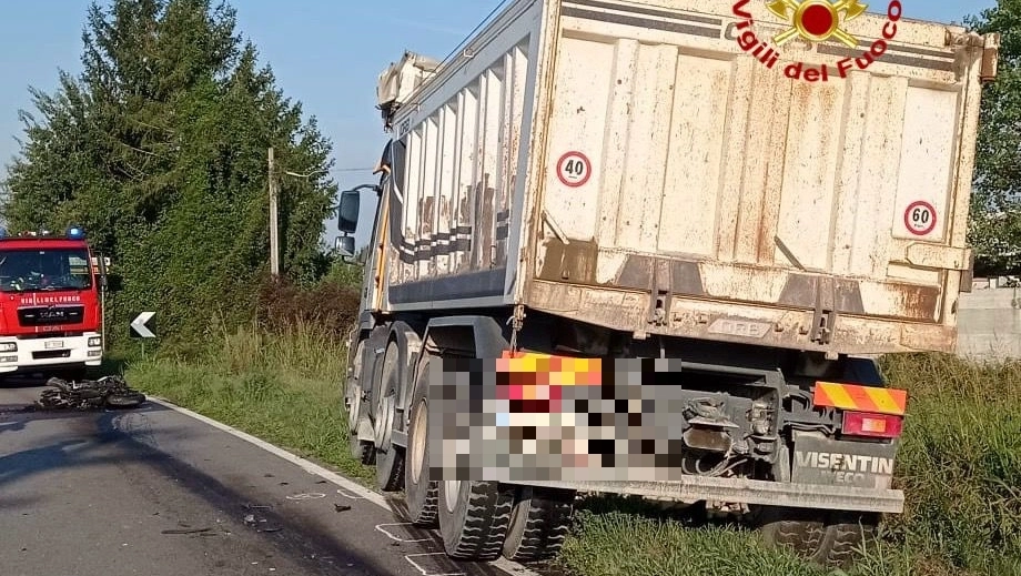 Lainate, incidente tra una moto e un camion (Foto vigili del fuoco)