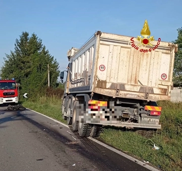 Incidente a Lainate, moto contro un camion: morto centauro 31enne