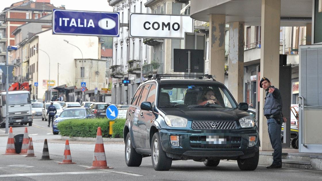 Frontalieri, continua il braccio di ferro sulla Tassa della salute. Pressing sui lavoratori: autodenunciatevi