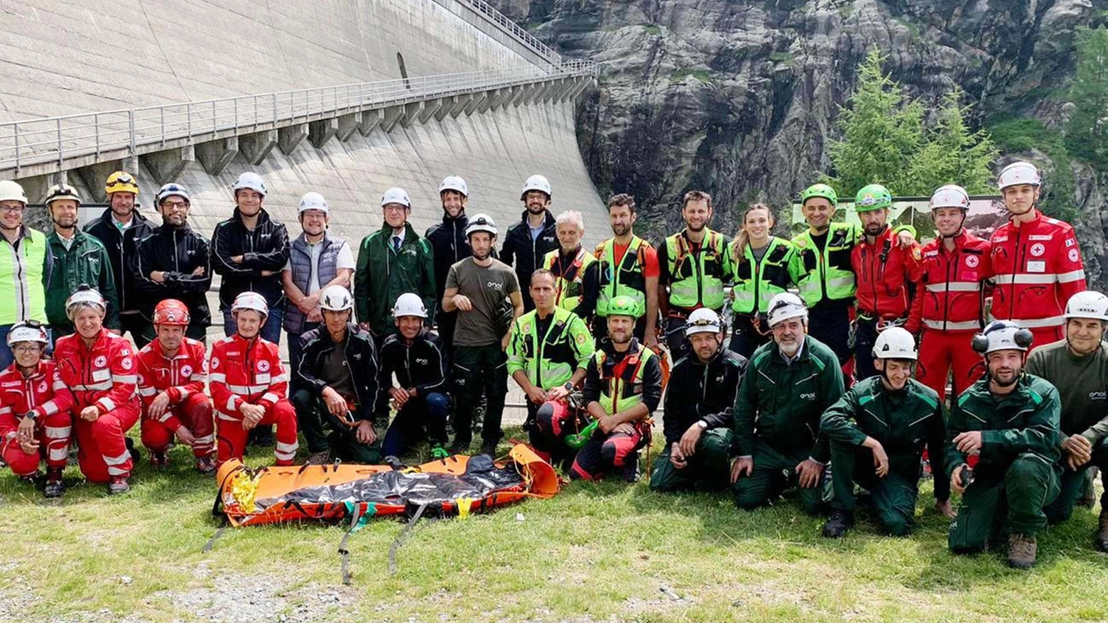 Esercitazione di soccorso alpino e Croce Rossa alla diga dell’Alpe Gera di Enel Green Power, con simulazione di salvataggio e trasporto di persona in difficoltà. Partecipazione del prefetto di Sondrio e apprezzamenti per l'organizzazione dell'evento.