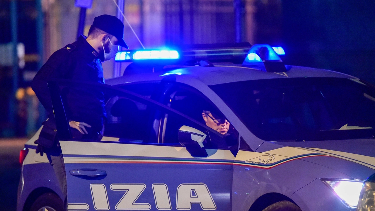 Controlli di polizia a Busto Arsizio: nella notte tra venerdì e sabato 40 persone hanno accerchiato e insultato gli agenti