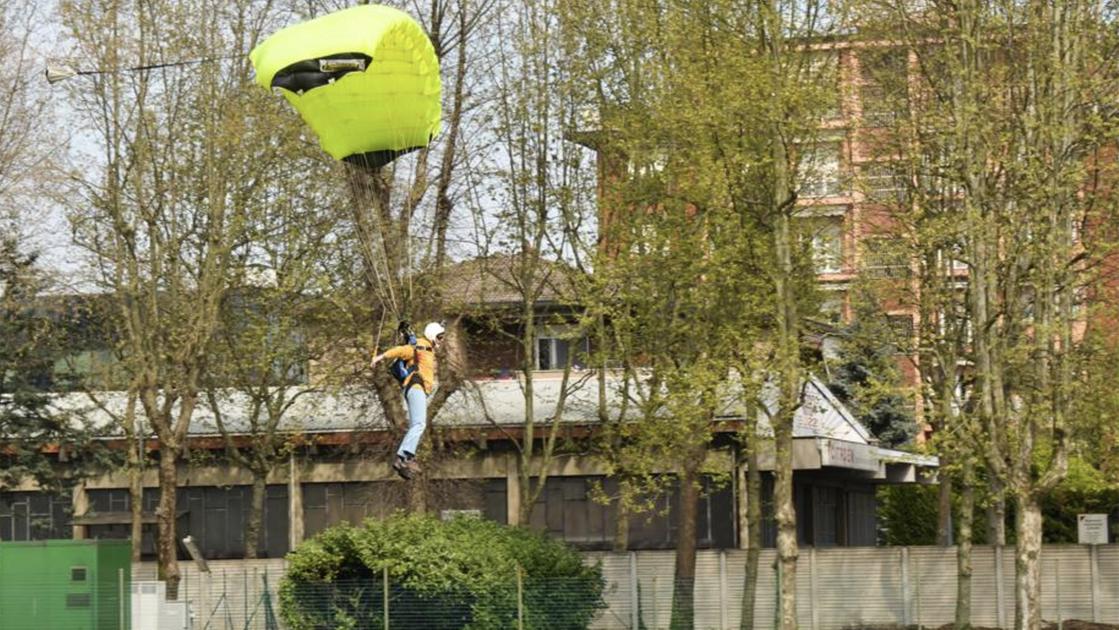 Desio, paracadutista precipita durante un’esibizione alla Festa dello Sport. “Il volo si è spostato e non lo abbiamo visto planare”