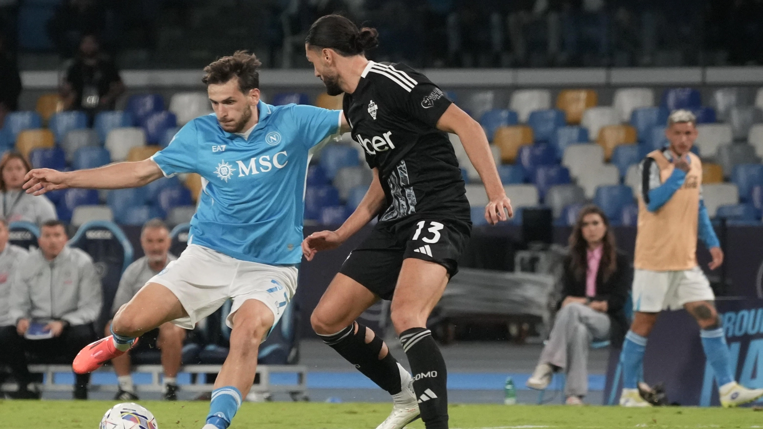 Khvicha Kvaratskhelia del Napoli e Alberto Dossena del Como durante il match al Maradona