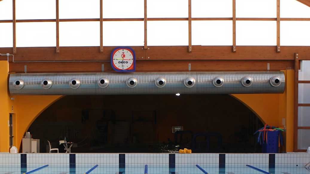 La piscina comunale di Cesano Maderno diventa smart e green grazie a interventi di efficientamento energetico con fotovoltaico, pompe di calore e telecontrollo. Investimento di oltre 550mila euro con contributi da Regione, Comune e società concessionaria.