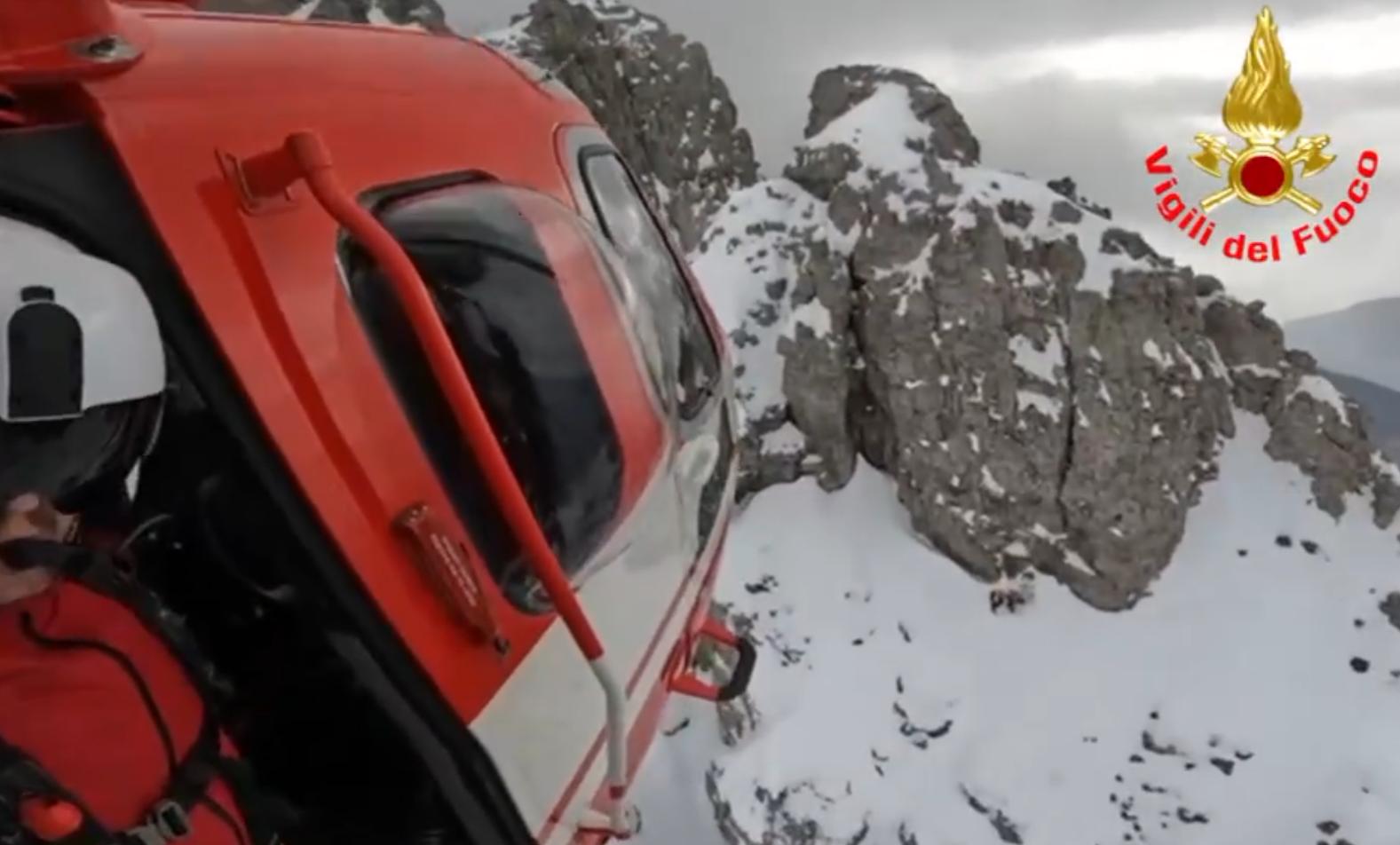 Lecco, le immagini del salvataggio in elicottero di due alpinisti bloccati in Grignetta