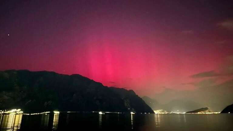 L'aurora boreale vista dal lago di Garda (foto dal profilo X di Fabrizio Elefante)
